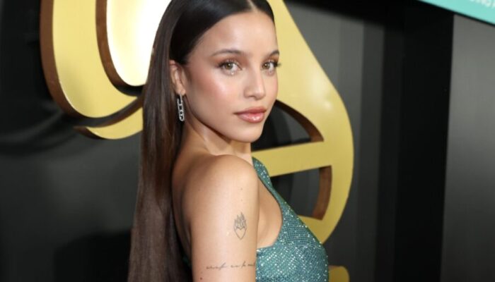 Emilia Mernes homenageia Carlos Vives em evento do Grammy Latino