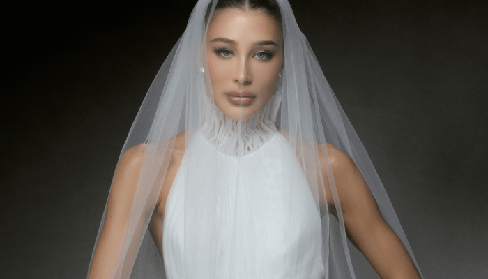 Esther Marques casou usando um vestido da Maison Alaïa, assinado por Pieter Mulier