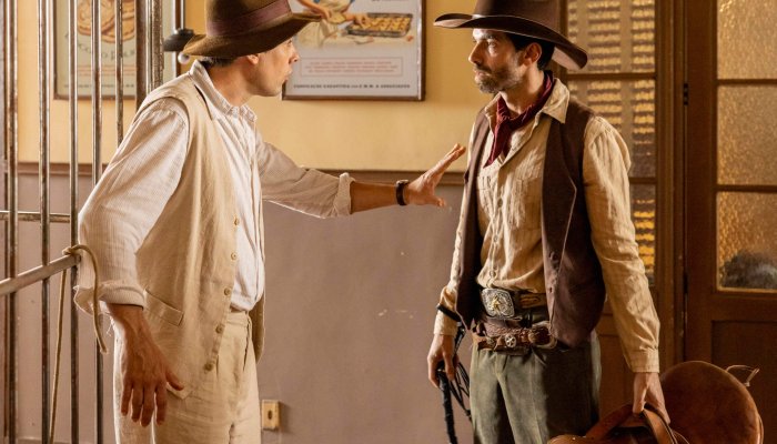 Candinho (Sergio Guizé) não permite que Rodolfo Scott (Marcello Prosdocimi) monte em Policarpo.