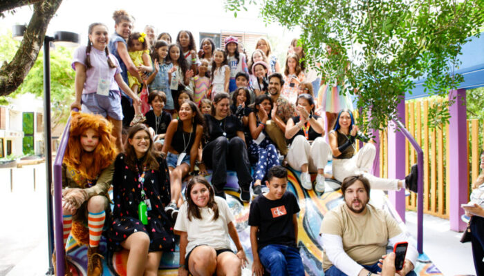 Fãs de 'A Infância de Romeu e Julieta' ganham tour pela cidade cenográfica da novela!