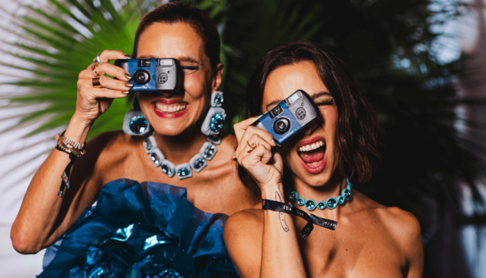 A estilista Isabela Capeto e a filha Chica unem moda e e-commerce no Baile da Vogue 2026