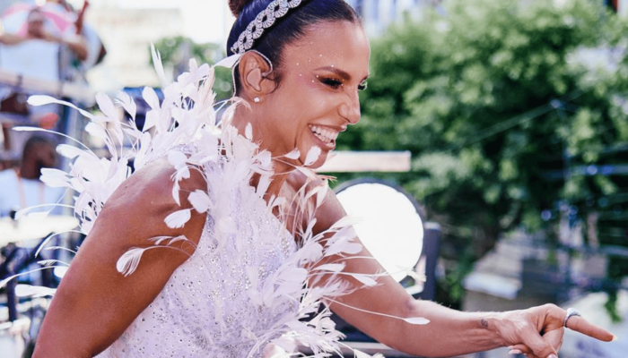 Ivete Sangalo conduziu a Pipoca da Veveta em grande estilo na quarta-feira de cinzas