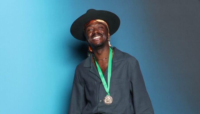 Jota.pê posa com medalha do Grammy Latino.