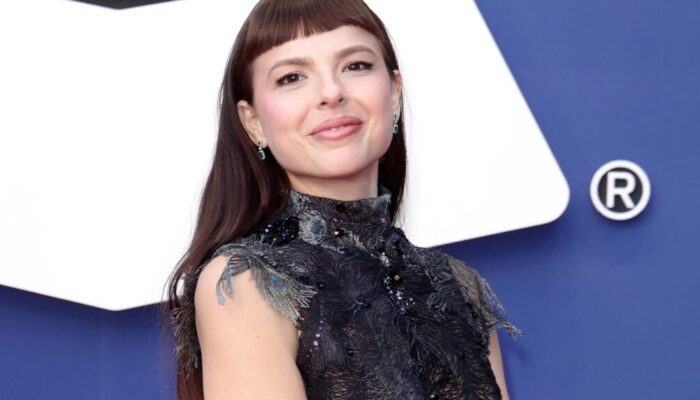 Julia Mestre elege look 'gótica suave' para o Grammy Latino