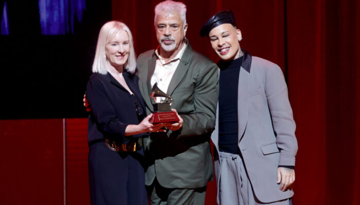 Lulu Santos recebe honraria do Grammy Latino; Gloria Groove entrega!