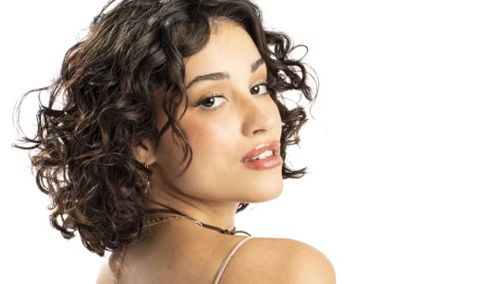 Maya Aniceto estreia em nova novela vertical