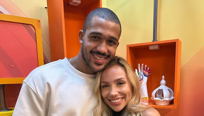 Matheus e a namorada, Ana Clara, comentam sobre a participação dele no BBB 26