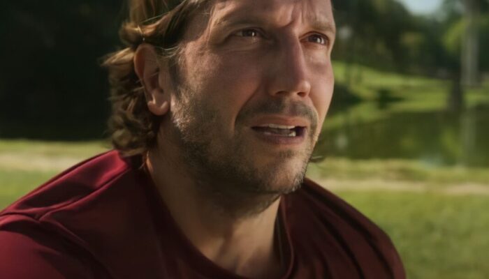 Neném sofre acidente e fica impossibilitado de jogar futebol em 'Quanto Mais Vida Melhor'