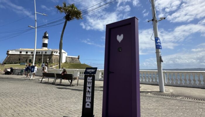 Purple Door: Deezer espalha portas roxas por Salvador