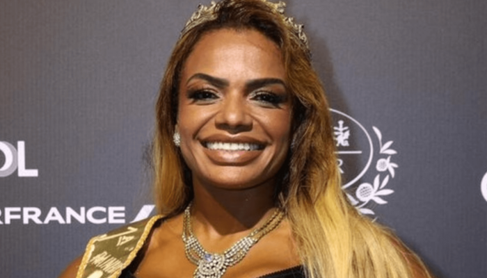 Quitéria Chagas homenageia Dalva Espírito Santo, a primeira rainha de bateria da história, coroada em 1950