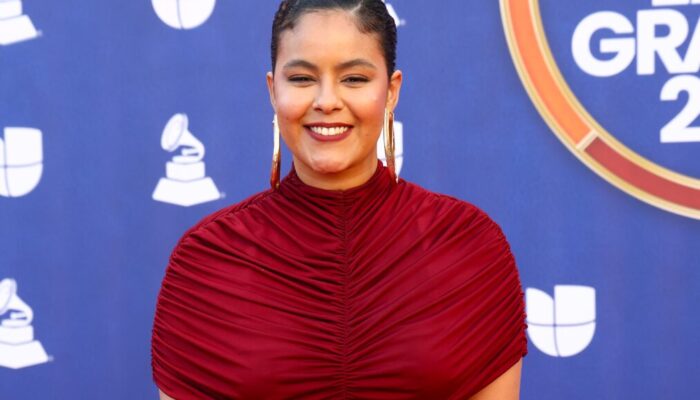 Rachel Reis aposta em vestido vinho no Grammy Latino