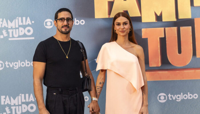 Renato Góes e Thaila Ayala posam em coletiva de 'Família É Tudo'