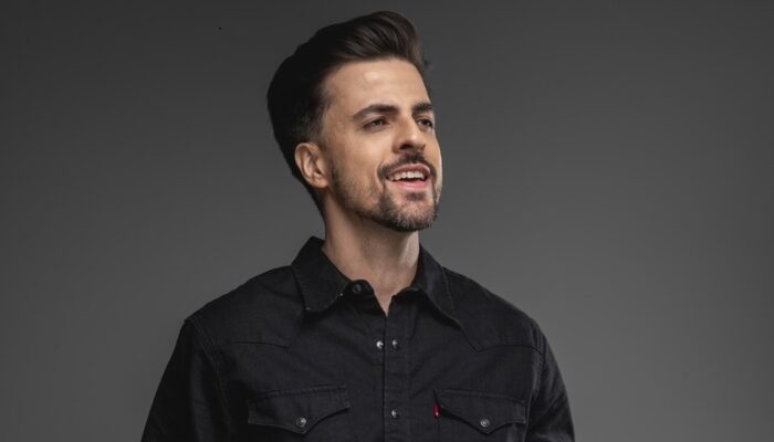 Rodrigo Fernandes celebra retorno ao Brasil com o DVD "De Volta Pra Estrada"