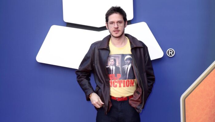 Rubel surpreende no Grammy Latino com camiseta de Pulp Fiction