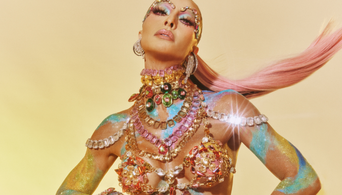 Sabrina Sato surge cravejada de cristais em ensaio da Vila Isabel