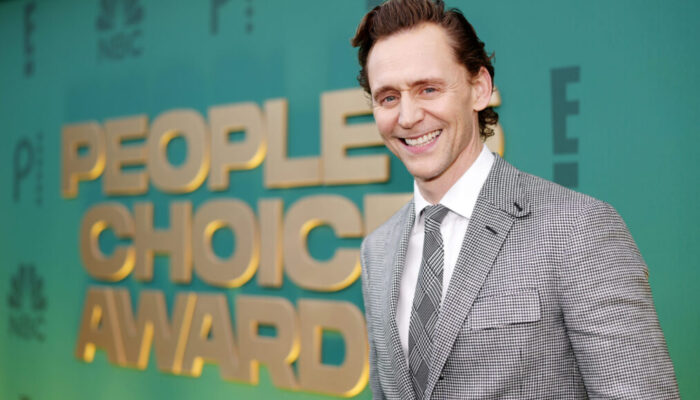 Tom Hiddleston é premiado no People's Choice Awards 2024 com "Loki"