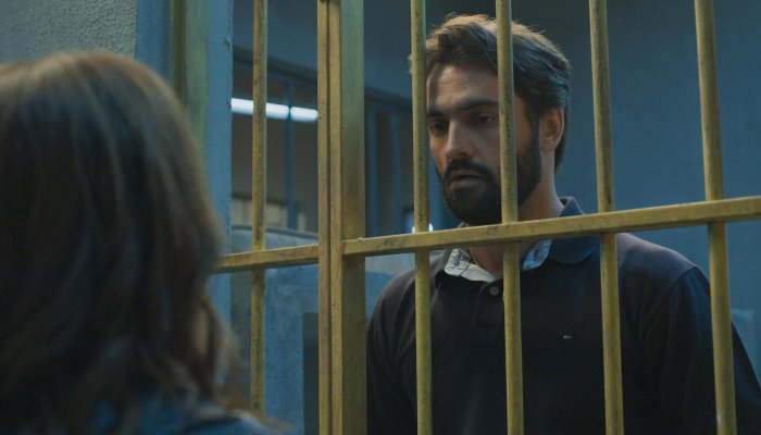 José Maria (Túlio Starling) é preso.