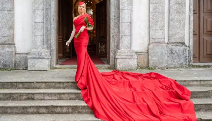 Sandra (Flávia Alessandra) casa de vestido vermelho em Èta Mundo Melhor.