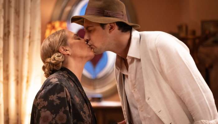 Zulma (Heloísa Périssé) chantageia Candinho (Sergio Guizé) e exige um beijo na boca